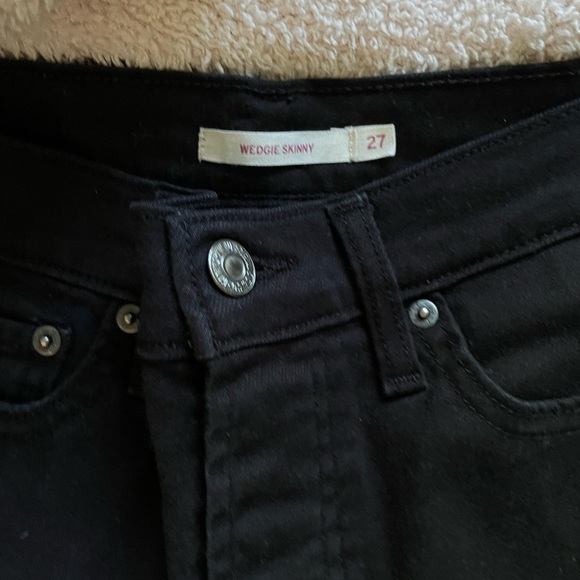 Levi’s Wedgie Skinny Black Raw Hem Distressed Jeans Knee Rip - Picture 3 of 12
